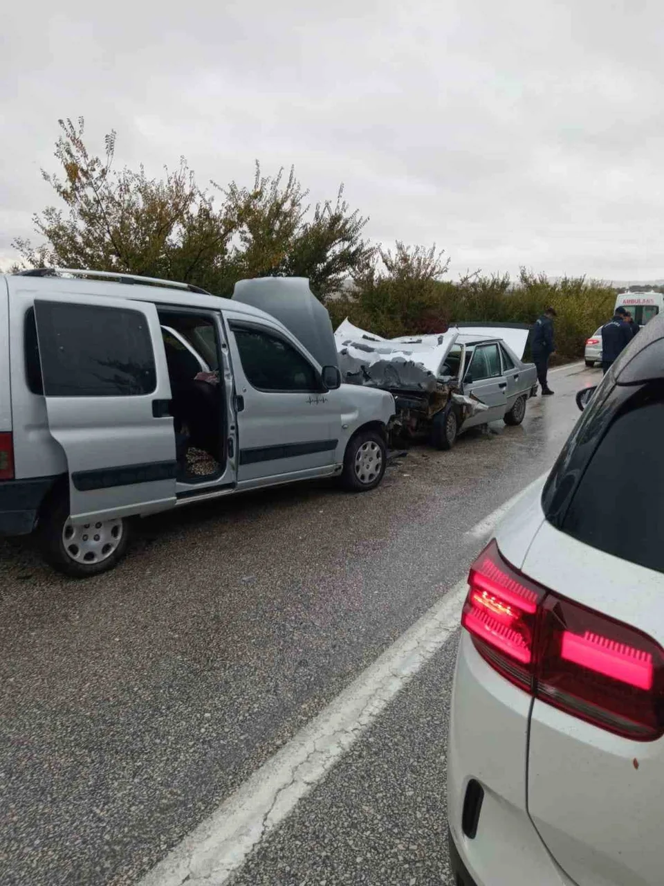 TEKİRDAĞ'IN ŞARKÖY İLÇESİNDE HAFİF TİCARİ ARAÇ İLE OTOMOBİLİN ÇARPIŞTIĞI KAZADA 2'Sİ ÇOCUK 7 KİŞİ YARALANDI.