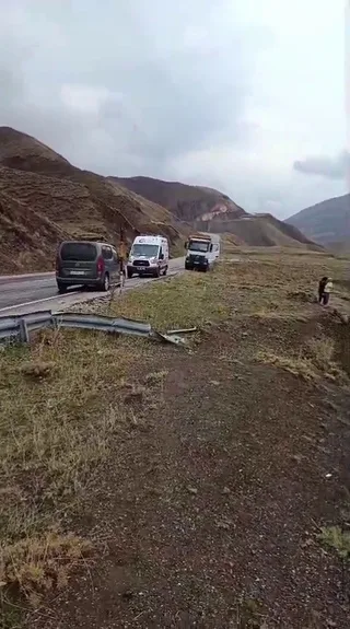 PALANDÖKEN GEÇİDİNDE TR UÇURUMA YUVARLANDI