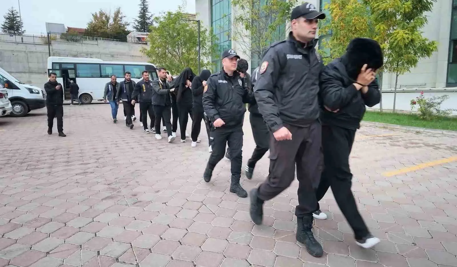 KIRIKKALE MERKEZLİ 8 İLDE DÜZENLENEN OPERASYONDA, YASA DIŞI BAHİS GELİRLERİNİ BAŞKALARI ADINA AÇILAN BANKA HESAPLARI VE KRİPTO PARA PLATFORMLARI ÜZERİNDEN AKLADIKLARI BELİRLENEN SUÇ ÖRGÜTÜNÜN 1 MİLYAR 219 MİLYON LİRAYI AŞAN PARA TRAFİĞİ DEŞİFRE EDİLDİ. ÖRGÜTÜN YAPILANMASI VE PARA AKLAMA YÖNTEMLERİNİN ORTAYA ÇIKARILDIĞI SORUŞTURMADA, ADLİYEYE SEVK EDİLEN 18 ŞÜPHELİDEN 11'İ TUTUKLANIRKEN, 7'Sİ HAKKINDA ADLİ KONTROL TEDBİRİ UYGULANDI.
