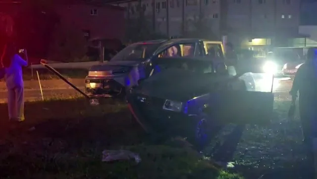 ZONGULDAK'TA İKİ ARACIN KAVŞAKTA ÇARPIŞTIĞI KAZADA 6 KİŞİ YARALANDI. YARALILAR İLK MÜDAHALELERİNİN ARDINDAN ÇEŞİTLİ HASTANELERE KALDIRILDI.