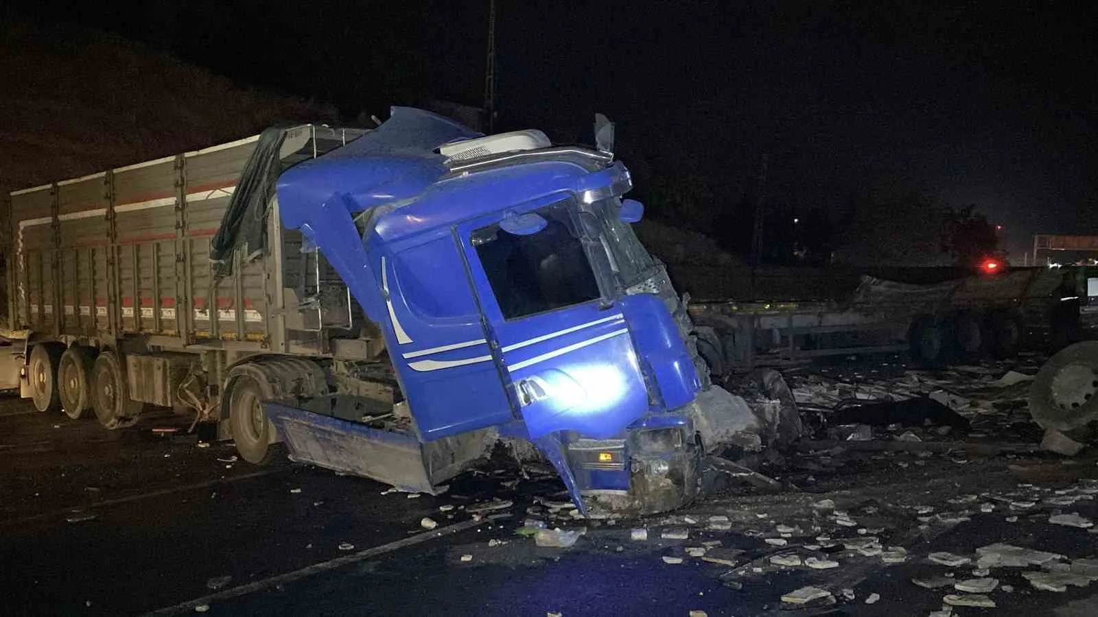 ELAZIĞ’DA 3 TIRIN ÇARPIŞMASI SONUCU ORTALIK ADETA SAVAŞ ALANINA DÖNDÜ. KAZADA, 1 KİŞİ HAYATINI KAYBETTİ.