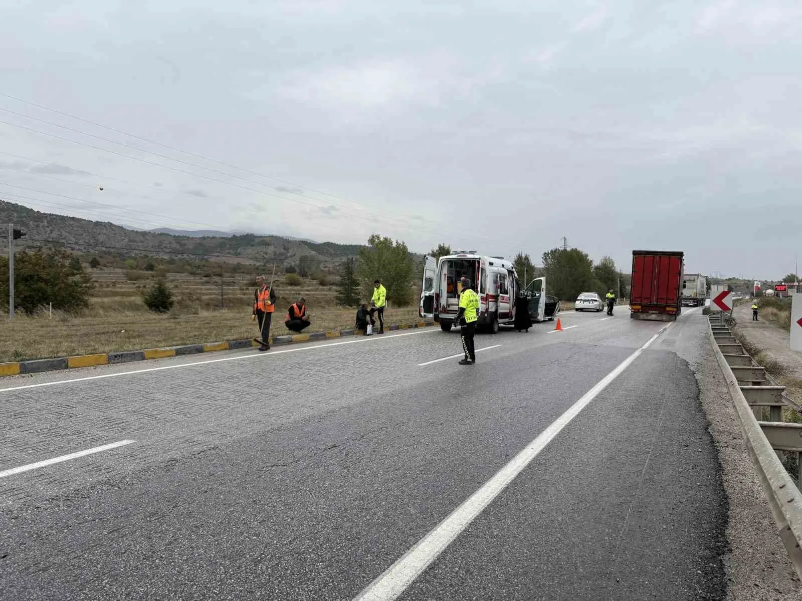 KASTAMONU'DA REFÜJE ÇARPAN OTOMOBİLDEKİ 1 KİŞİ YARALANDI.