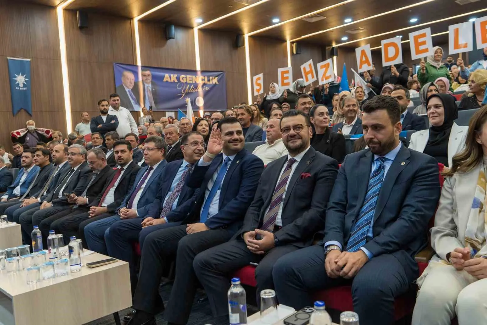 ‘TÜRKİYE YÜZYILI BULUŞMALARI’ KAPSAMINDA GELDİĞİ MANİSA’DA BİR DİZİ ZİYARET VE PROGRAMA KATILAN AK PARTİ GENEL SEKRETERİ VE İZMİR MİLLETVEKİLİ EYYÜP KADİR İNAN, İL DANIŞMA MECLİSİ TOPLANTISI’NDA PARTİLİLERLE BİR ARAYA GELDİ.