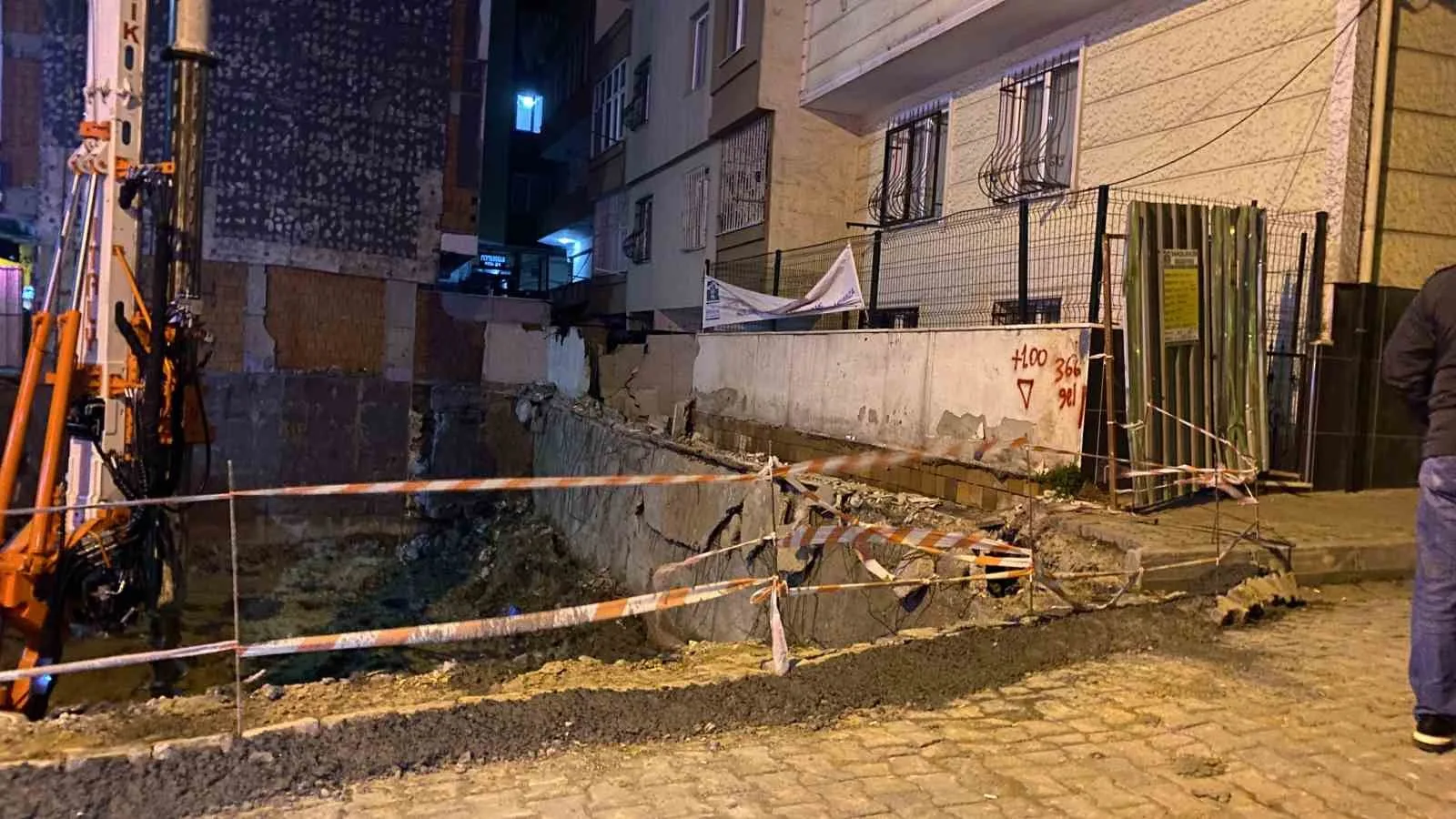 İSTANBUL BAHÇELİEVLER'DE TEMEL KAZISI YAPILAN İNŞAATIN İSTİNAT DUVARININ YIKILMASI SONUCU BİTİŞİKTEKİ 6 VE 7 KATLI İKİ BİNANIN ZEMİNİNDE YAKLAŞIK 10 SANTİMETRELİK ÇÖKME MEYDANA GELDİ. BİNALARDAKİ 20 DAİRE TEDBİR AMAÇLI TAHLİYE EDİLDİ.