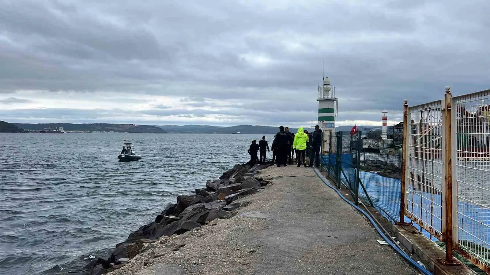 ÇANAKKALE’DE DENİZDE BİR CESET BULUNDU.