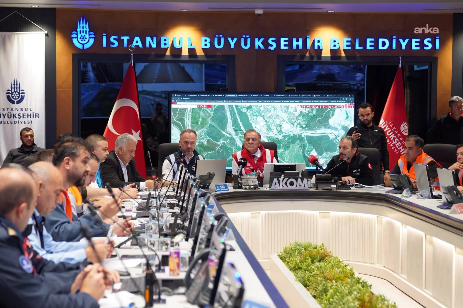 İBB Başkanvekili Nuri Aslan: “8 bin 515 ihbar aldık., önceliğimiz insan hayatı oldu, İstanbul genelinde mahsur kalan 595 vatandaşımızı ekiplerimiz tah — fotoğraf 6