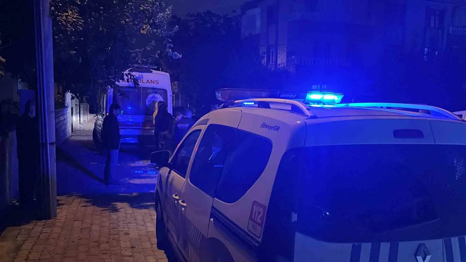 KONYA’DA PARK HALİNDEKİ OTOMOBİLİN İÇERİSİNDE HAREKETSİZ HALDE BULUNAN GENÇ, YAPILAN KONTROLLER SONRASINDA HAYATINI KAYBETTİĞİ BELİRLENDİ.