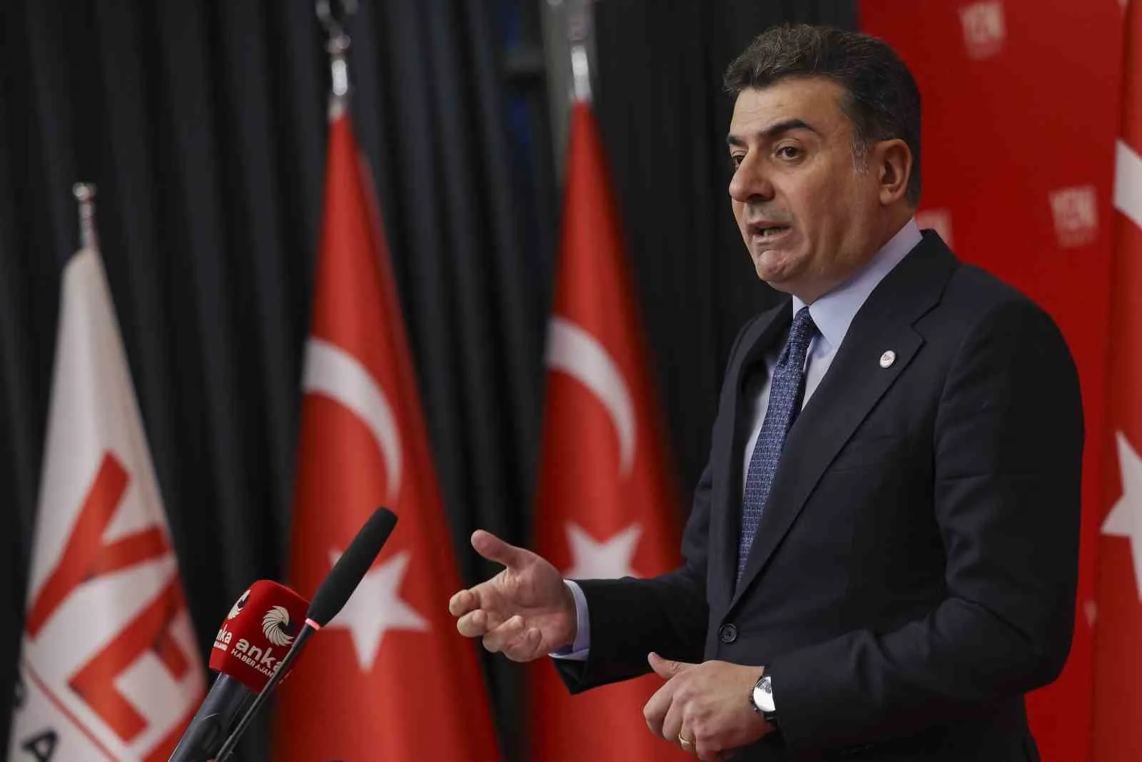 YENİ PARTİ SÖZCÜSÜ ZEYNEL EMRE, FON SORUŞTURMASINA İLİŞKİN, "BİZE BIRAKMAYIN, BUYURUN SİZ AÇIKLAYIN. ÖNÜMÜZDEKİ GÜNLERDE YAPACAĞIMIZ BAŞKA TOPLANTIDA BİZ YİNE ULAŞTIĞIMIZ İSİMLERLE İLGİLİ GEREKLİ DELİLLENDİRMEYİ YAPARSAK AÇIKLAMA YAPARIZ. MADEM SİZ SAMİMİ OLARAK BU İŞİN AYDINLANMASINI İSTİYORSUNUZ, BUYURUN AÇIKLAYIN" DEDİ.