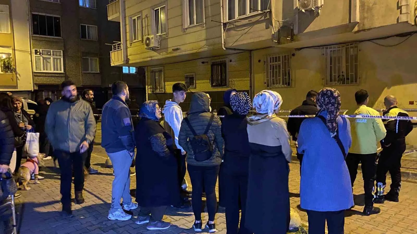 İSTANBUL BAHÇELİEVLER'DE TEMEL KAZISI YAPILAN İNŞAATIN İSTİNAT DUVARININ YIKILMASI SONUCU BİTİŞİKTEKİ 6 VE 7 KATLI İKİ BİNANIN ZEMİNİNDE YAKLAŞIK 10 SANTİMETRELİK ÇÖKME MEYDANA GELDİ. BİNALARDAKİ 20 DAİRE TEDBİR AMAÇLI TAHLİYE EDİLDİ.