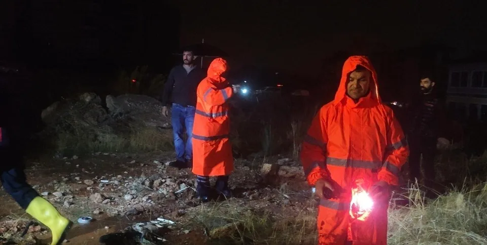ANTALYA'DA HÜCRE HORTUMUN VURDUĞU KONTEYNERLERDE HASTANEDE ÖLDÜĞÜ BİLGİSİ VERİLEN İŞÇİLERDEN BİRİNİN HAYATA TUTUNDUĞU BİLDİRİLDİ. FECİ OLAYDA ÖLÜ SAYISI 4 OLURKEN, YARALI SAYISI 1 OLDU.
