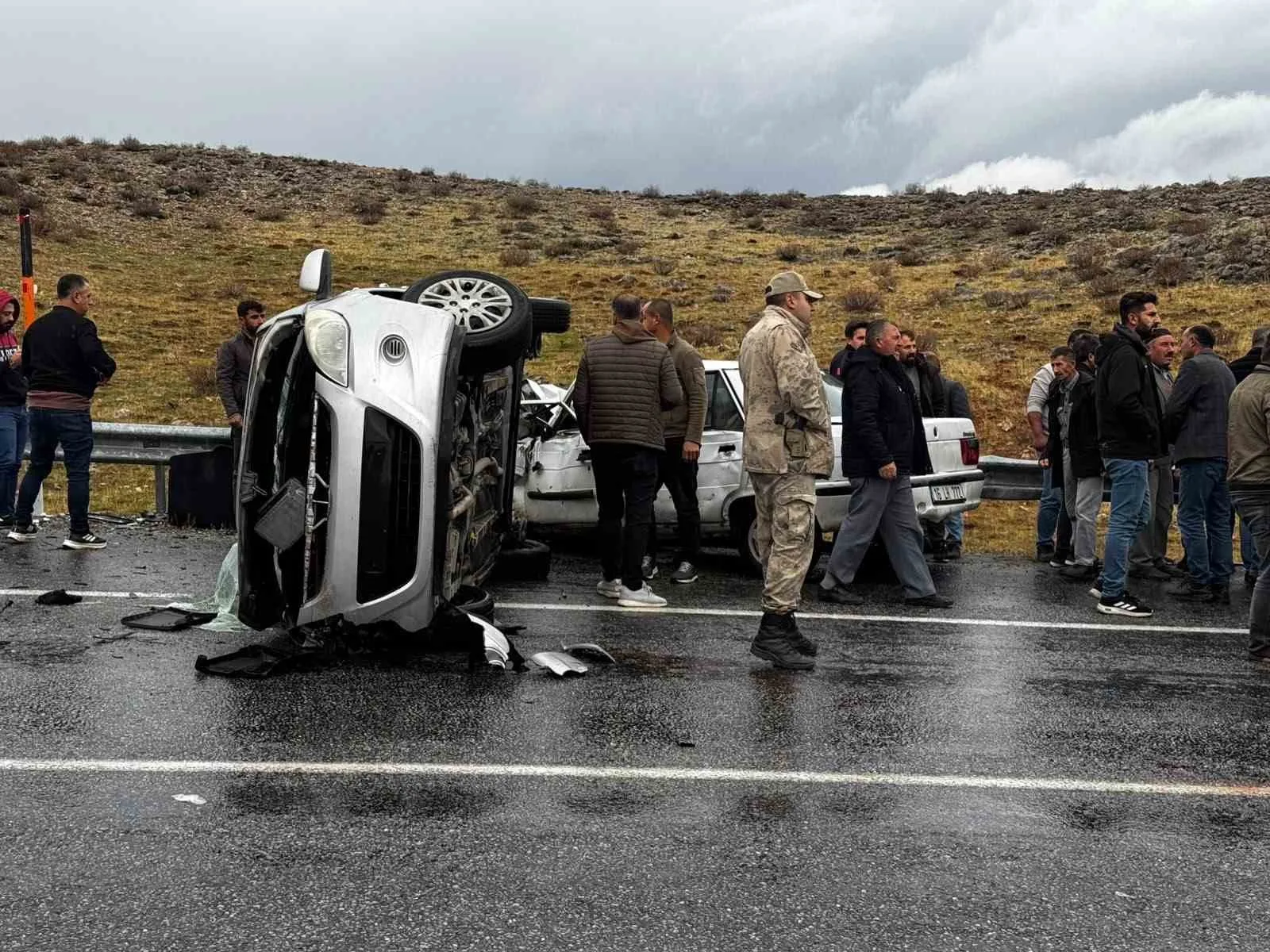 BİTLİS'TE İKİ OTOMOBİLİN ÇARPIŞMASI SONUCU 5 KİŞİ YARALANDI.