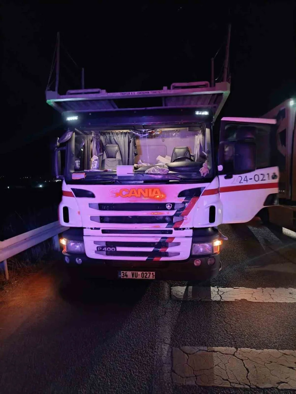 KARABÜK’ÜN ESKİPAZAR İLÇESİNDE KAMYONUN, BİRİ PARK HALİNDEKİ ÜÇ ARACA ÇARPMASI SONUCU MEYDANA GELEN KAZADA 3 KİŞİ YARALANDI.