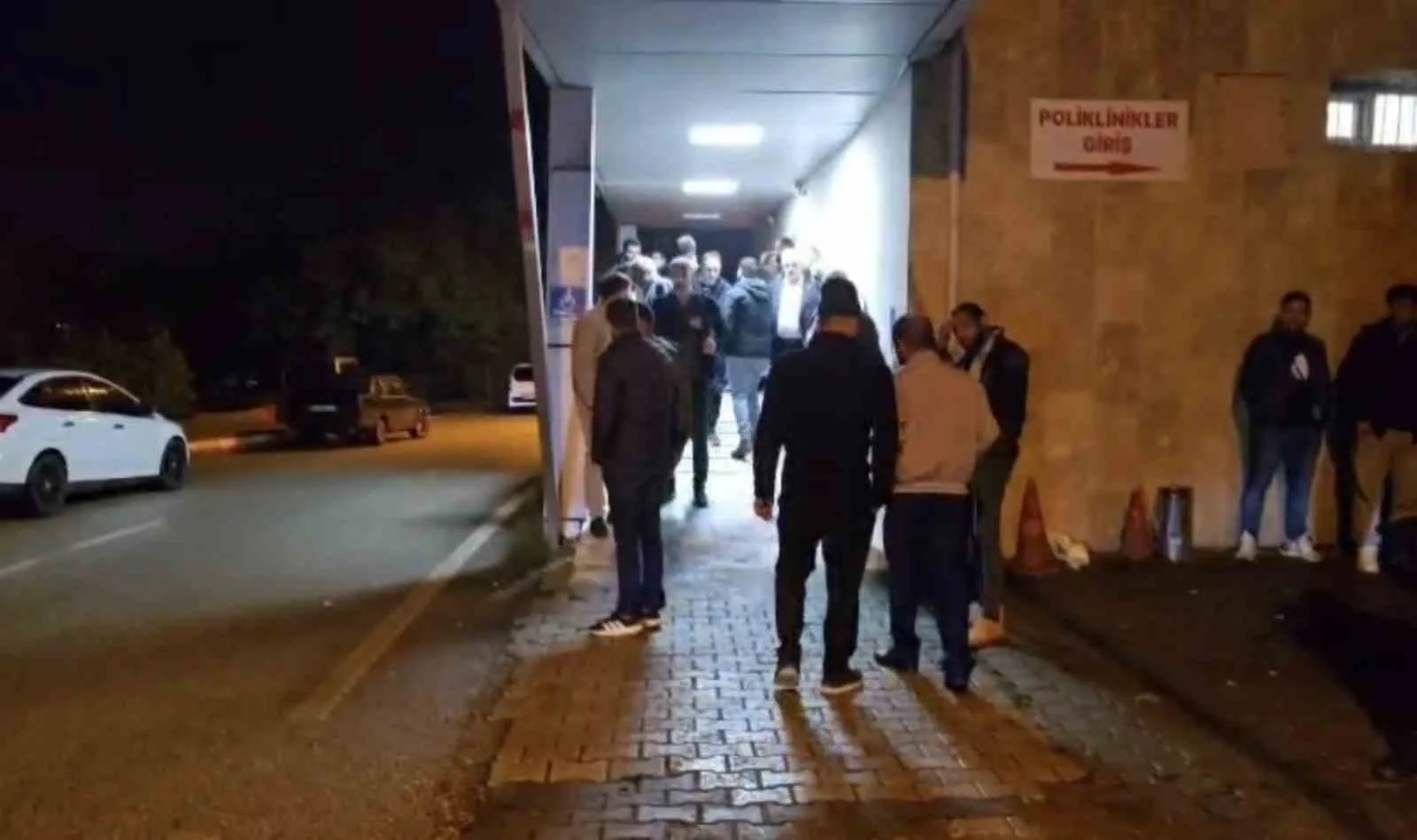 YARALI YEĞENİ A.Ö.'NÜN İSE ELAZIĞ'DAKİ HASTANEDE TEDAVİSİNİN SÜRDÜĞÜ ÖĞRENİLDİ. İHSAN ÖZTEKKELİ'NİN CENAZASİ, OTOPSİ İÇİN ELAZIĞ FIRAT ÜNİVERSİTESİ HASTANESİ MORGUNA KALDIRILDI.
