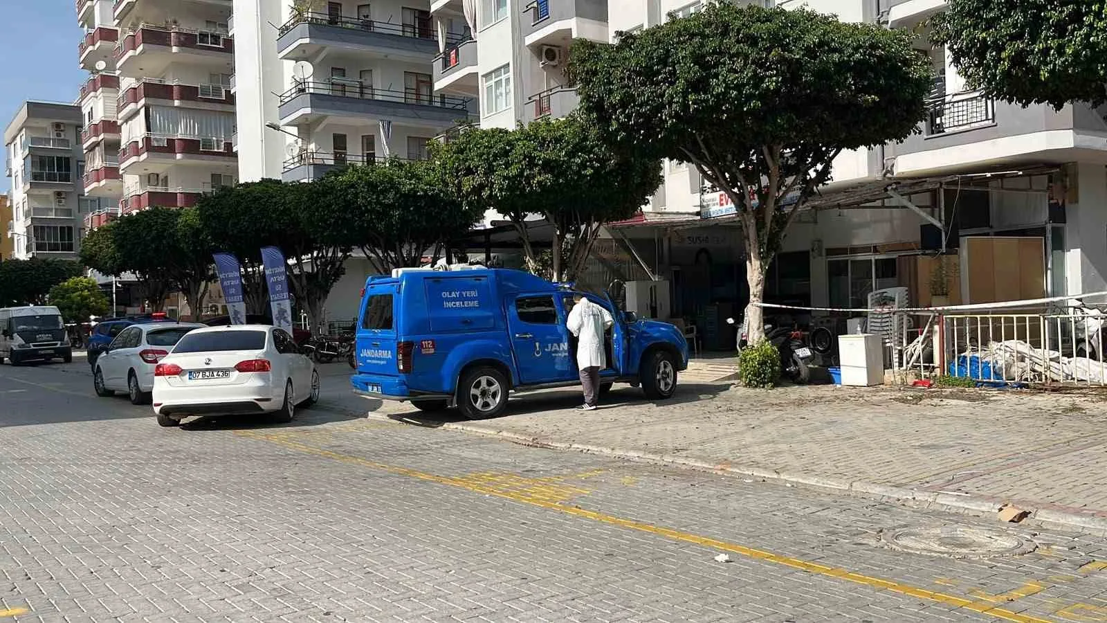 ALANYA İLÇESİNDE ÇIKAN KAVGADA KIZ KARDEŞİNİ BALKONDAN ATAN KİŞİ, TABANCAYLA HAYATINA SON VERDİ.