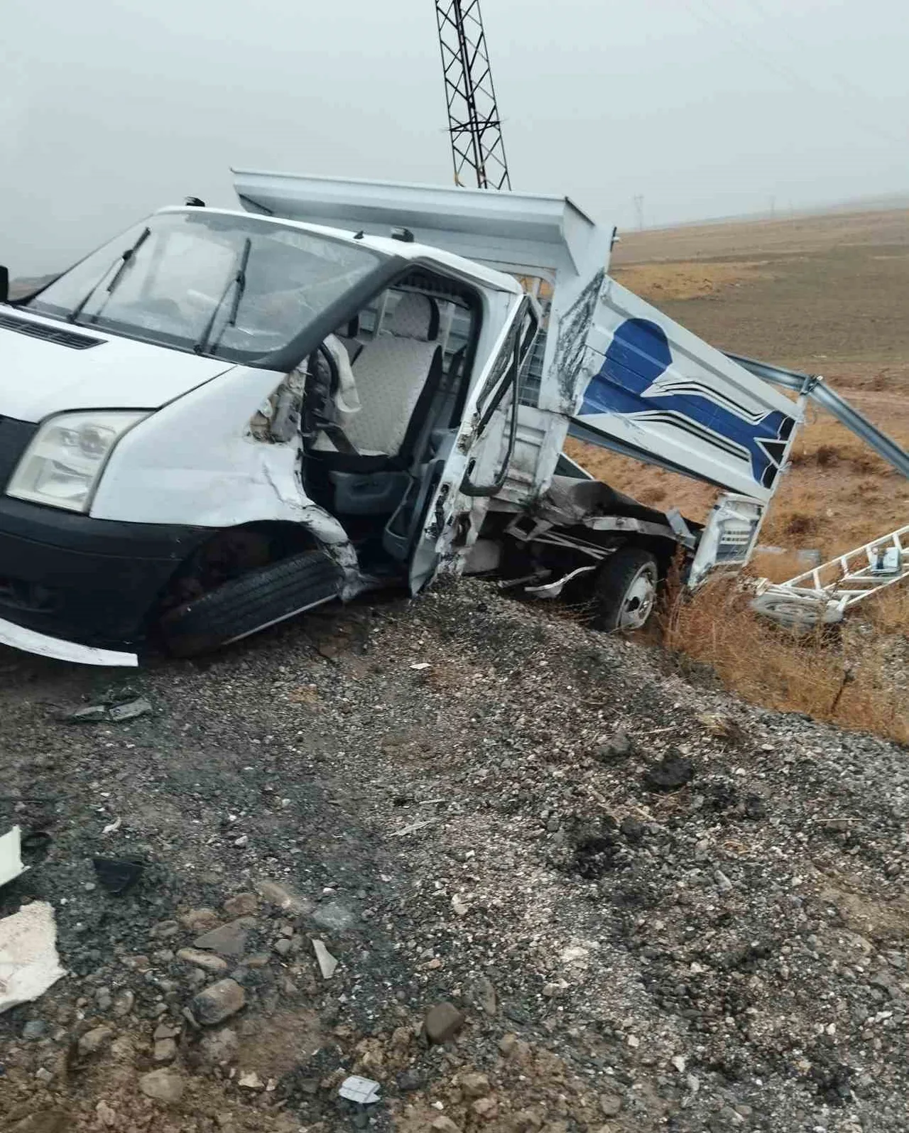 VAN’IN GÜRPINAR İLÇESİNDEKİ GÜZELDERE TÜNELİ MEVKİSİNDE 3 ARACIN KARIŞMASI SONUCU MEYDANA GELEN TRAFİK KAZASINDA 3’Ü AĞIR 10 KİŞİ YARALANDI.