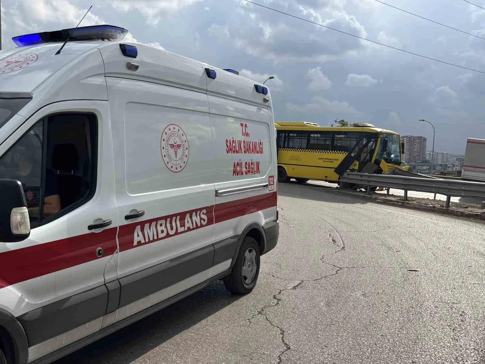 GAZİANTEP'TE KONTROLDEN ÇIKIP YOL KENARINDAKİ DEMİR BARİYERLERE ÇARPAN HALK OTOBÜSÜNDEKİ 9 KİŞİ YARALANDI.