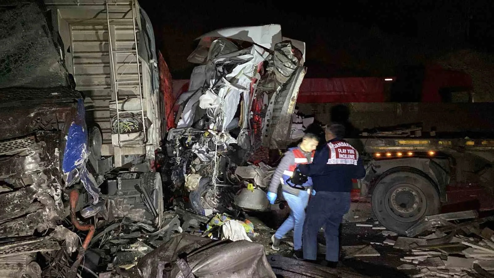 ELAZIĞ’DA 3 TIRIN ÇARPIŞMASI SONUCU ORTALIK ADETA SAVAŞ ALANINA DÖNDÜ. KAZADA, 1 KİŞİ HAYATINI KAYBETTİ.