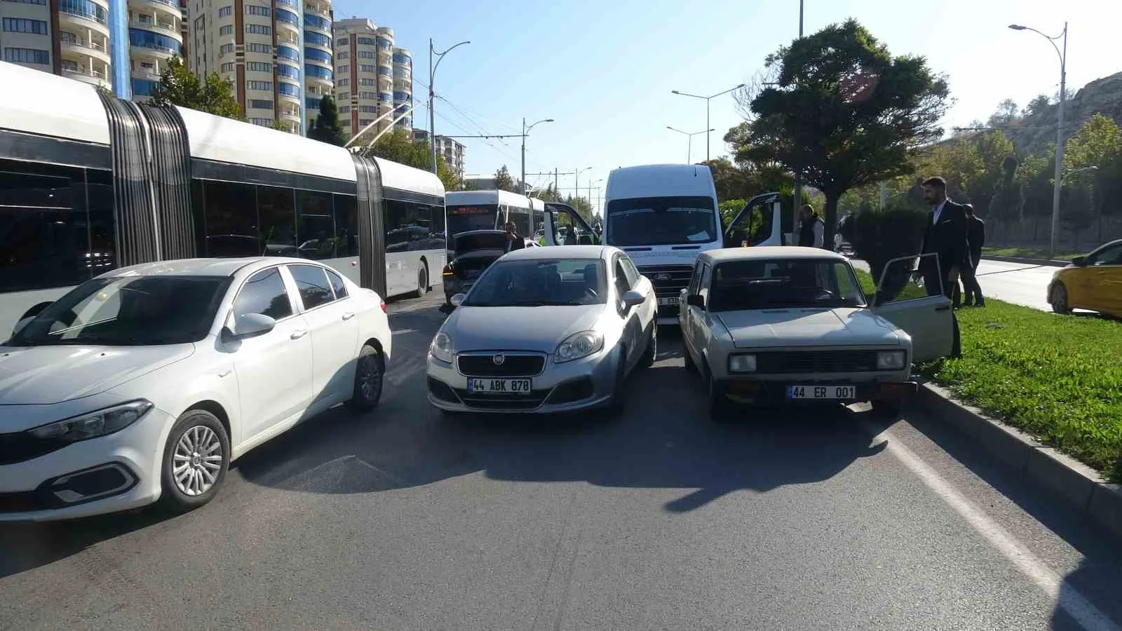 MALATYA'DA 6 ARACIN KARIŞTIĞI ZİNCİRLEME TRAFİK KAZASINDA 3 KİŞİ YARALANDI.