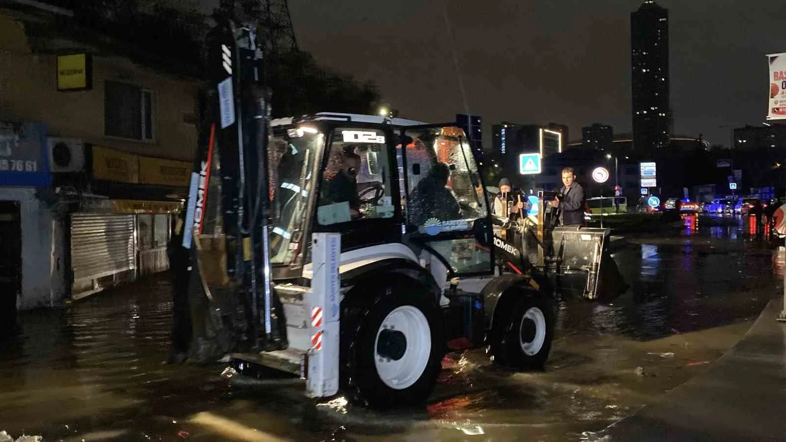 SARIYER’DE ETKİLİ OLAN ŞİDDETLİ SAĞANAK YAĞIŞIN ARDINDAN OLUŞAN SELDE KARŞIDAN KARŞIYA GEÇMEYE ÇALIŞAN 34 YAŞINDAKİ S.Y., DENGESİNİ KAYBEDEREK DÜŞÜP KAFASINI KALDIRIMA ÇARPTI. AĞIR YARALI OLARAK HASTANEYE KALDIRILAN S.Y., YAPILAN TÜM MÜDAHALELERE RAĞMEN HAYATINI KAYBETTİ.