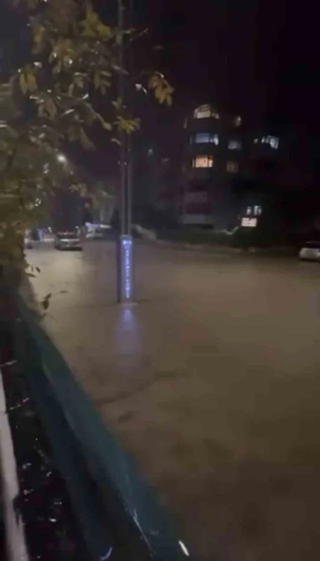 KOCAELİ’DE AKŞAM SAATLERİNDE BAŞLAYAN VE GECE SAATLERİNDE ETKİSİNİ ARTIRAN SAĞANAK YAĞIŞ NEDENİYLE BAZI CADDE VE SOKAKLAR SU ALTINDA KALDI. SÜRÜCÜLER, SUYLA KAPLANAN YOLLARDA ARAÇLARIYLA İLERLEMEKTE GÜÇLÜK ÇEKTİ.