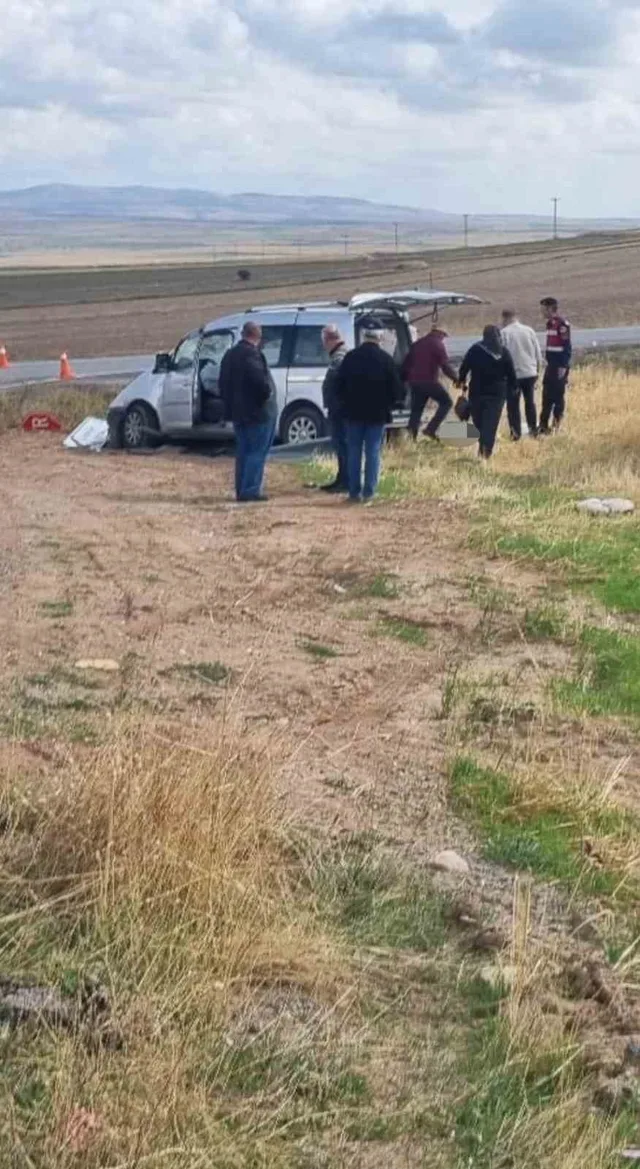 KAYSERİ’NİN BÜNYAN İLÇESİNDE HAFİF TİCARİ ARAÇ İLE OTOMOBİLİN ÇARPIŞTIĞI TRAFİK KAZASINDA, 1 KİŞİ ÖLDÜ, 3 KİŞİ YARALANDI.