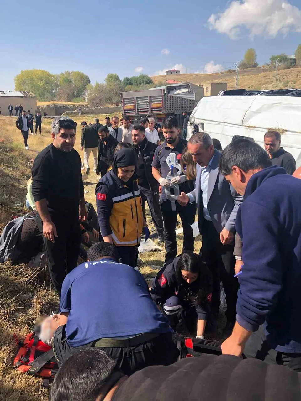 VAN’IN GÜRPINAR İLÇESİNDEN TIRIN MİNİBÜSE ÇARPMASI SONUCU 11 KİŞİ YARALANDI. OLAY YERİNDE İLK MÜDAHALELERİ YAPILAN 11 YARALI, AMBULANSLARLA VAN'DAKİ ÇEŞİTLİ HASTANELERE KALDIRILDI.