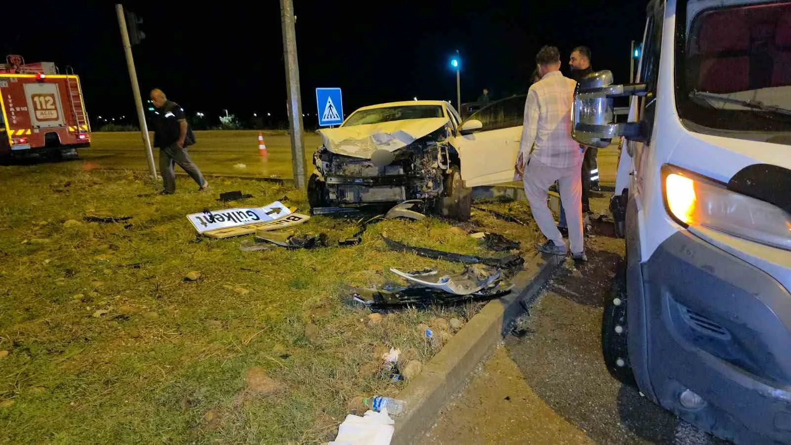 HATAY’DA 2 OTOMOBİLİN ÇARPIŞMASIYLA YAŞANAN KAZADA 4 KİŞİ YARALANDI. KAZADA ÇARPIŞMANIN ETKİSİYLE TOFAŞ’IN HURDAYA DÖNMESİYSE DİKKAT ÇEKTİ.