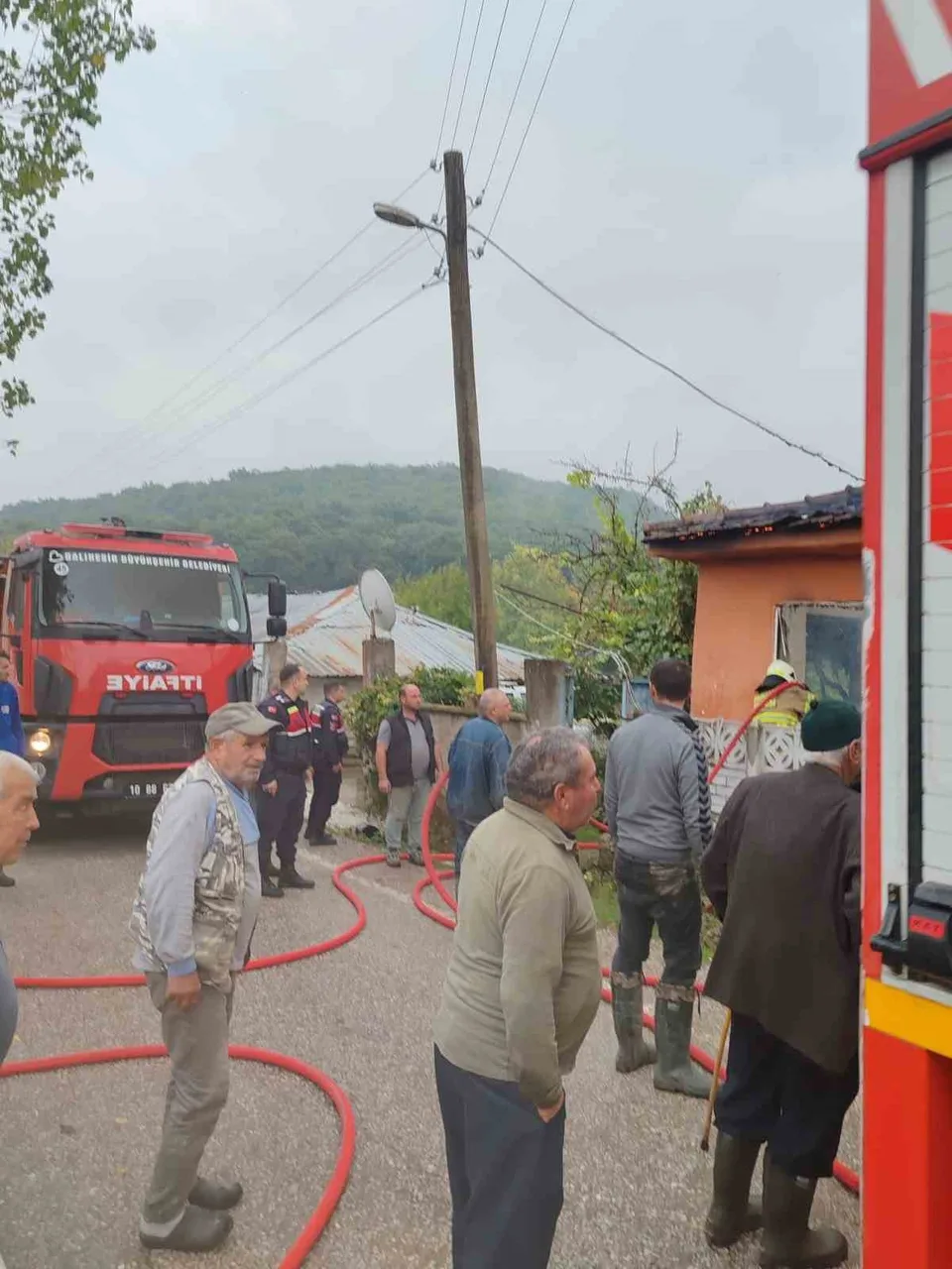 BALIKESİR'İN MANYAS İLÇESİNDE BİR EVDE ÇIKAN YANGINDA 1 KİŞİ HAYATINI KAYBETTİ. İTFAİYE EKİPLERİNİN MÜDAHALESİYLE SÖNDÜRÜLEN YANGININ ARDINDAN OLAYLA İLGİLİ SORUŞTURMA BAŞLATILDI.