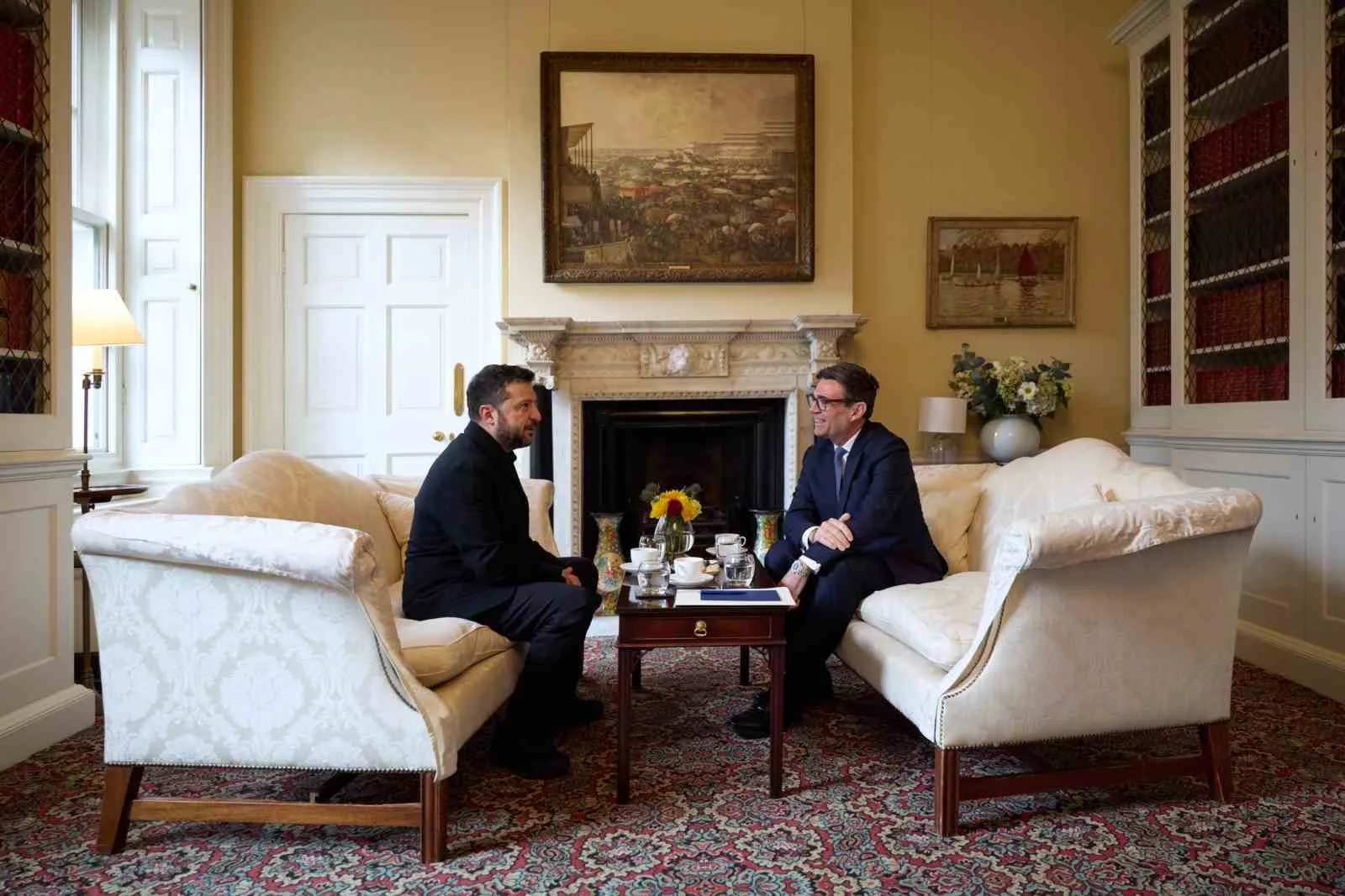 İNGİLTERE BAŞBAKANI BURNHAM, BAŞKENT LONDRA’DAKİ BAŞBAKANLIK KONUTUNDA UKRAYNA DEVLET BAŞKANI VLADİMİR ZELENSKİY İLE BİR ARAYA GELDİ.