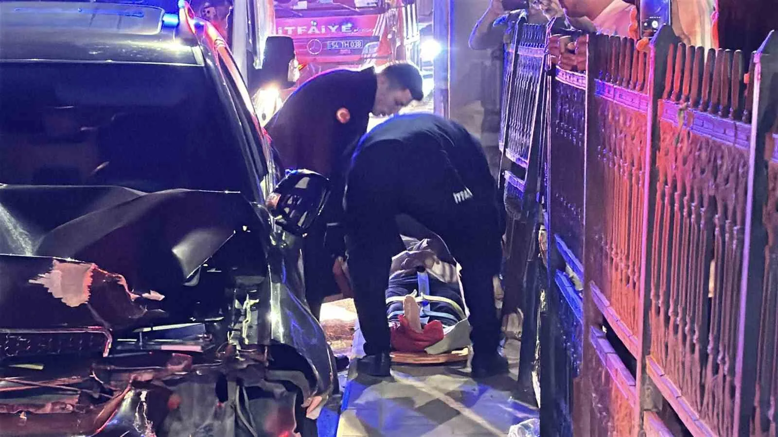 SAKARYA'NIN ADAPAZARI İLÇESİNDE GECE SAATLERİNDE 3 ARACIN KARIŞTIĞI TRAFİK KAZASINDA 4 KİŞİ YARALANDI.