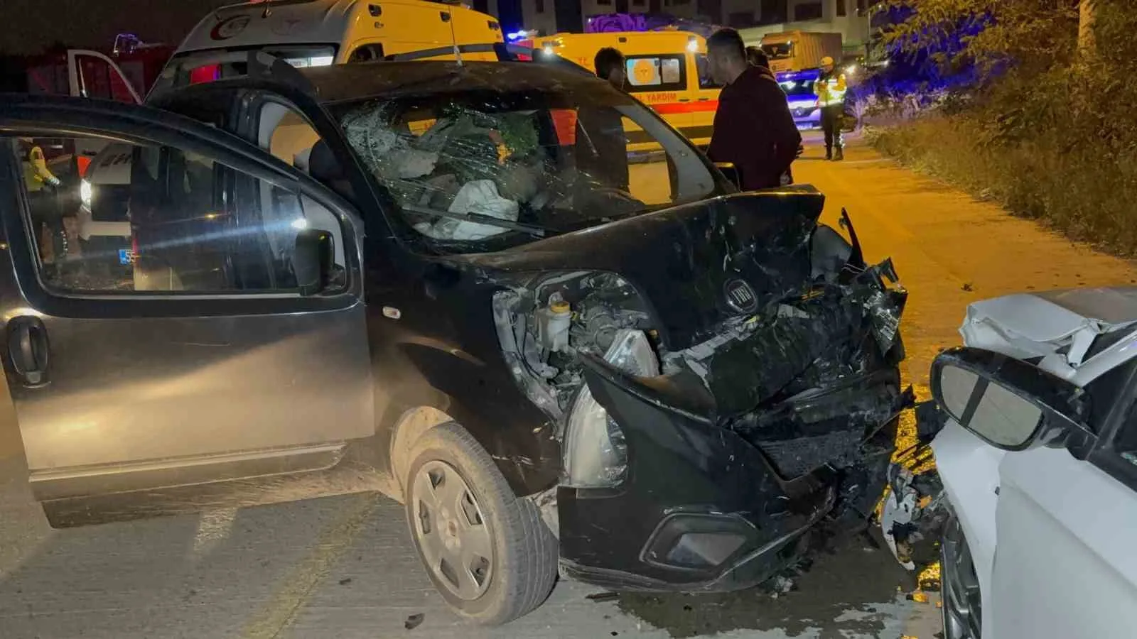 SAMSUN’UN İLKADIM İLÇESİNDE OTOMOBİL İLE HAFİF TİCARİ ARACIN ÇARPIŞTIĞI KAZADA 5 KİŞİ YARALANDI.