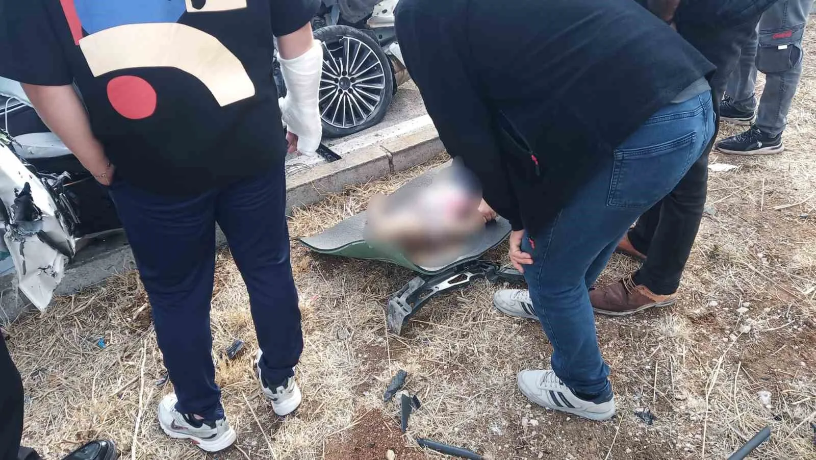 BALIKESİR’İN BANDIRMA İLÇESİNDE KONTROLDEN ÇIKAN OTOMOBİLİN KARŞI YÖNDEN GELEN KAMYONUN ALTINA GİRDİĞİ KAZADA, DOĞUMUNA 2 HAFTA KALDIĞI ÖĞRENİLEN ANNE İLE 3 YAŞINDAKİ KIZI HAYATINI KAYBETTİ. ANNE KARNINDAKİ BEBEK DE DOKTORLARIN TÜM ÇABASINA RAĞMEN KURTARILAMADI.