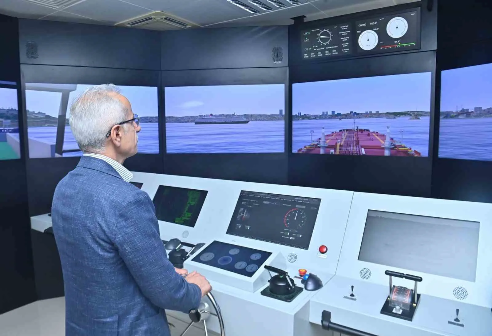ULAŞTIRMA VE ALTYAPI BAKANI ABDULKADİR URALOĞLU, "TÜRK SAHİPLİ DENİZ TİCARET FİLOMUZ 1 TEMMUZ 2026 İTİBARIYLA 2 BİN 262 GEMİ VE 54,3 MİLYON DETVEYT TON (DWT) KAPASİTEYE ÇIKTI" DEDİ.