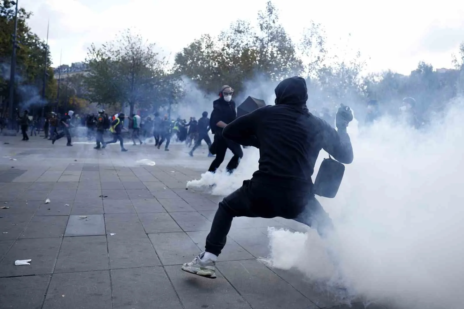 FRANSA'NIN BAŞKENTİ PARİS'TE ÖĞRENCİLERİN YANI SIRA SENDİKALAR İLE SARI YELEKLİLER'İN KATILIMIYLA HAYAT PAHALILIĞI VE KEMER SIKMA POLİTİKALARINA KARŞI DÜZENLENMESİ PLANLANAN GÖSTERİLER, ŞİDDET OLAYLARINA DÖNÜŞTÜ. PARİS SOKAKLARI SAVAŞ ALANINA DÖNERKEN, FRANSA İÇİŞLERİ BAKANLIĞI ŞİDDET EYLEMLERİ NEDENİYLE ÜLKE GENELİNDE 166 KİŞİNİN GÖZALTINA ALINDIĞINI DUYURDU.