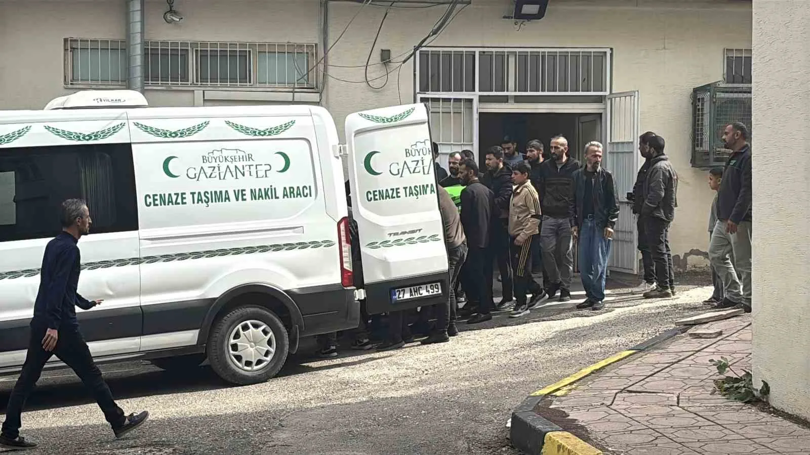 CENAZE, İŞLEMLERİN ARDINDAN DEFNEDİLMEK ÜZERE YAKINLARINA TESLİM EDİLDİ.