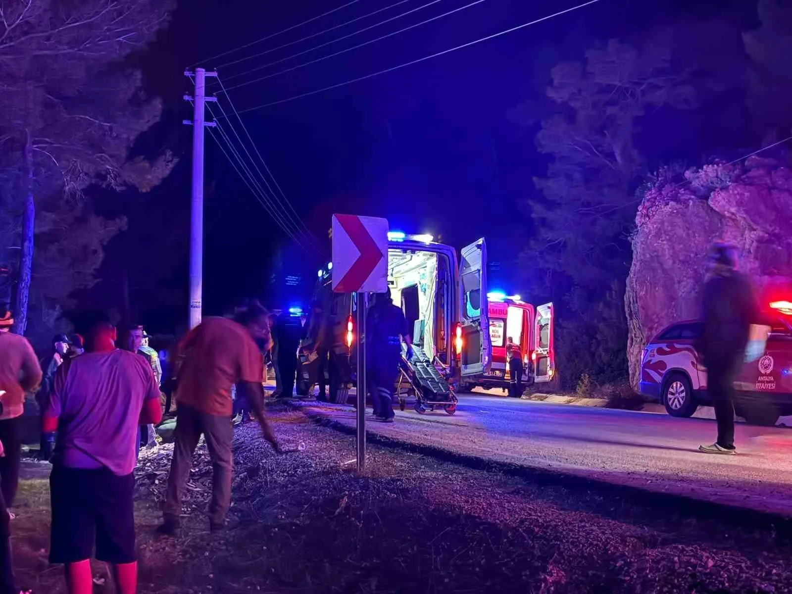 ANTALYA'NIN KUMLUCA İLÇESİNDE DAĞCI BİR EKİBİ TAŞIYAN MİNİBÜSÜN ŞARAMPOLE DEVRİLMESİ SONUCU SÜRÜCÜ DÂHİL 15 KİŞİ YARALANDI.