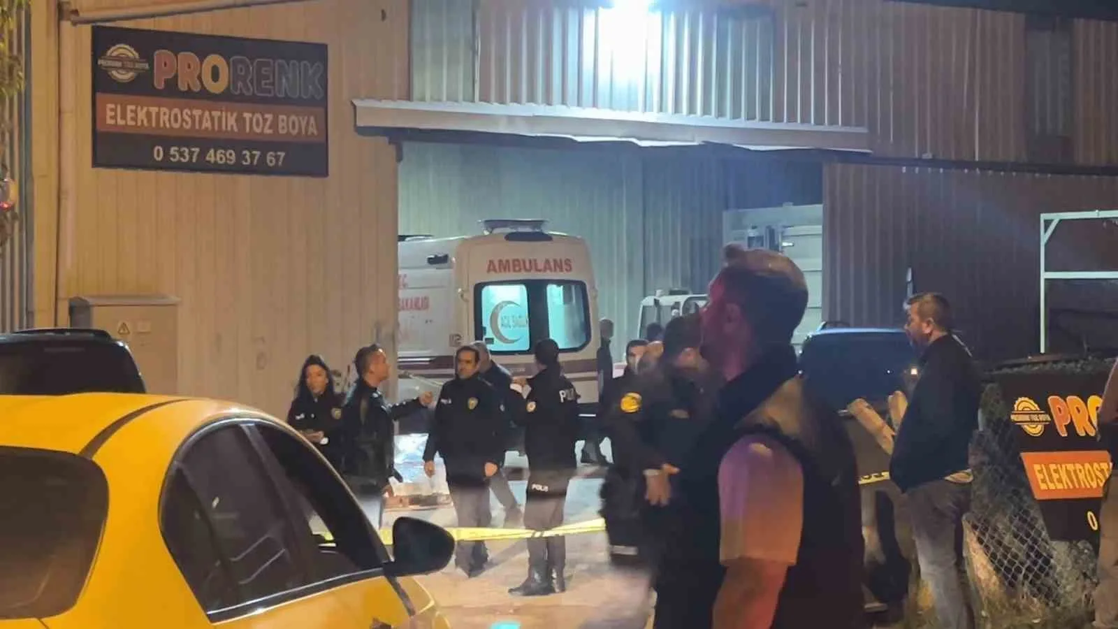 BURSA'DA BİR BOYAHANE FABRİKASINDA, FORKLİFTTEN DÜŞEN DEMİR BLOĞUN ALTINDA KALAN 24 YAŞINDAKİ GENÇ, OLAY YERİNDE HAYATINI KAYBETTİ. AİLE YAKINLARI OLAY YERİNDE SİNİR KRİZİ GEÇİRDİ.