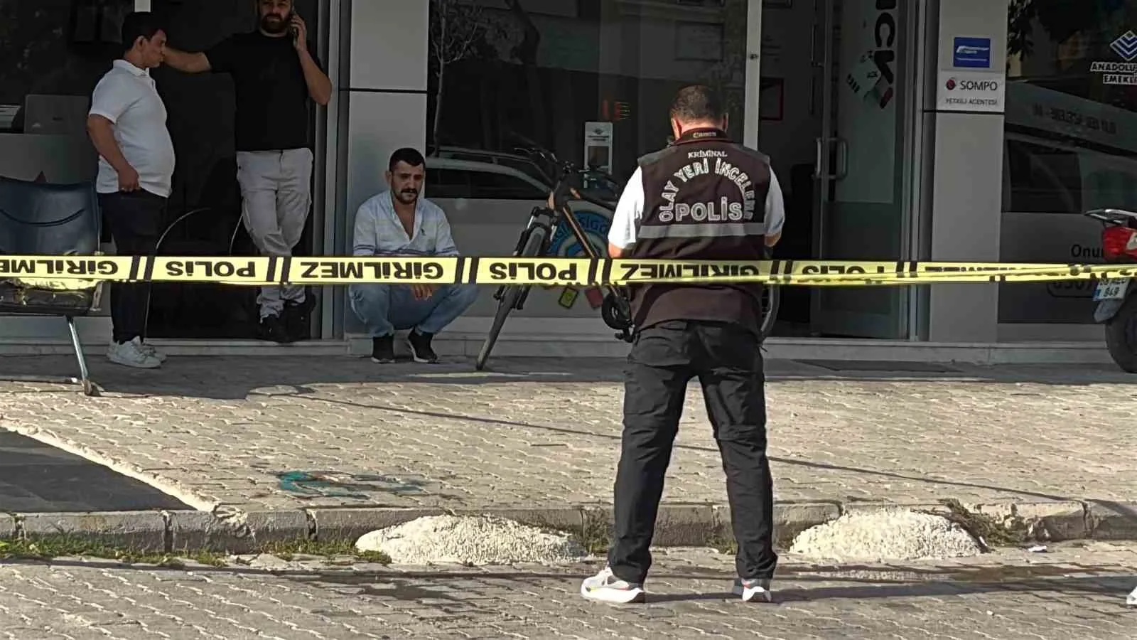 AKSARAY'DA 7 KATLI BİR BİNANIN 5. KATINDAN DÜŞEREK AĞIR YARALANAN 49 YAŞINDAKİ ADAM KALDIRILDIĞI HASTANEDE HAYATINI KAYBETTİ.