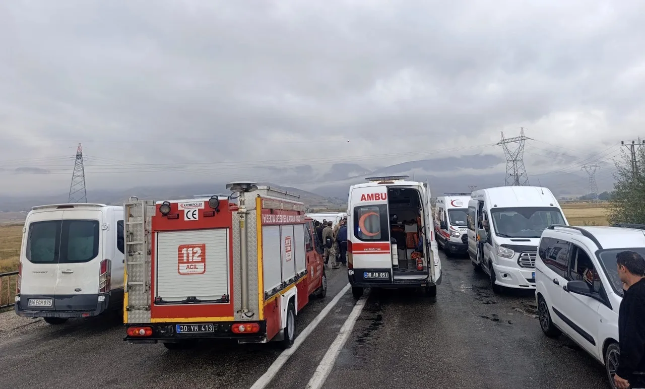 HAKKARİ'NİN YÜKSEKOVA İLÇESİNDE OKUL SERVİSİNİN DEVRİLMESİ SONUCU 10 ÖĞRENCİ YARALANDI.