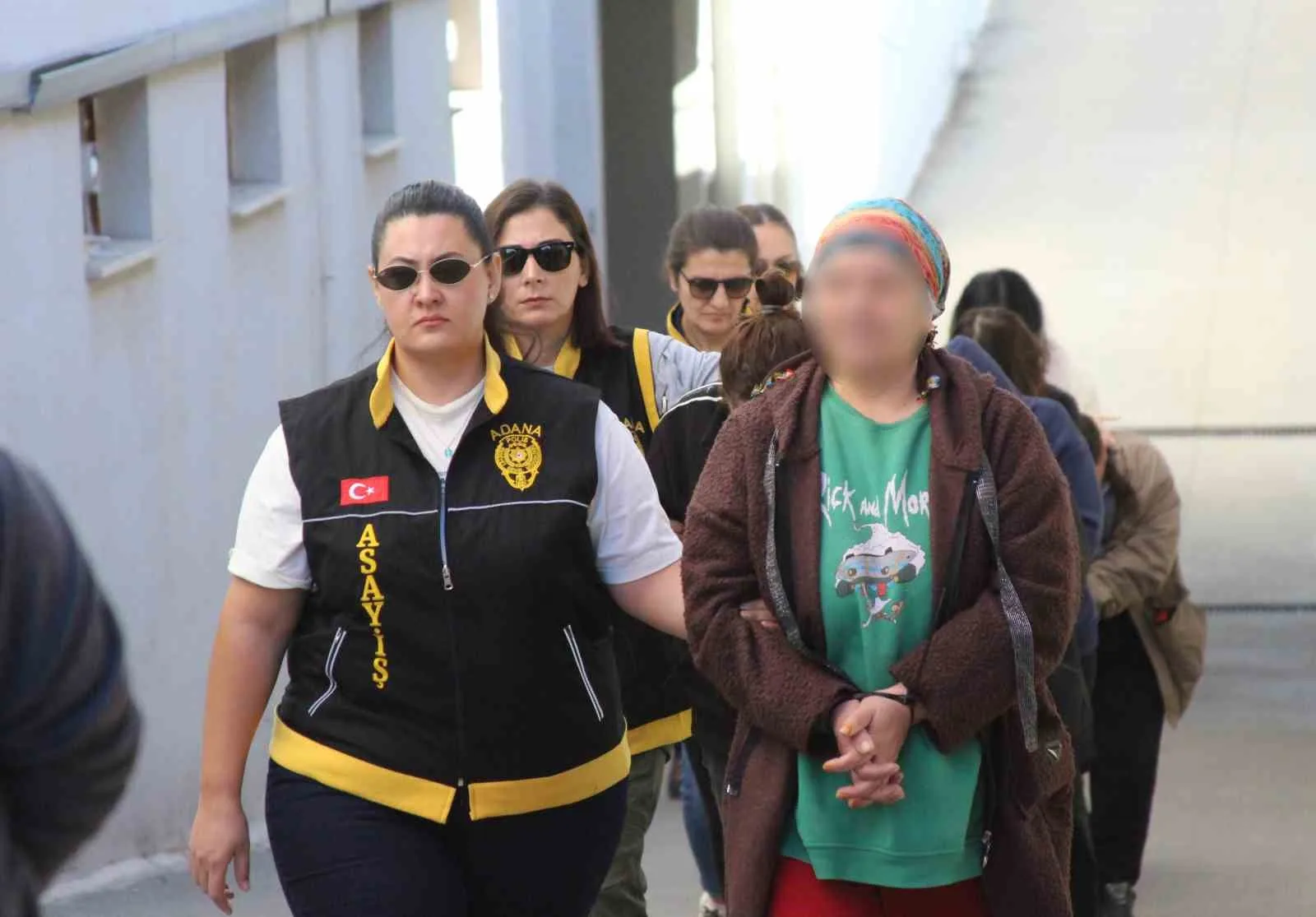 ADANA MERKEZLİ 7 İLDE DÜZENLENEN VE 58 ŞÜPHELİNİN TUTUKLANDIĞI SİGORTA DOLANDIRICILIĞI OPERASYONUNUN YENİ DETAYLARI ORTAYA ÇIKTI. ŞEBEKENİN, ARAÇ SAHİPLERİYLE ANLAŞARAK KİRALIK SÜRÜCÜLERLE KURGU KAZALAR YAPTIĞI, 98 FARKLI ARACI 77 KAZADA KULLANARAK SİGORTA ŞİRKETLERİNİ YAKLAŞIK 25 MİLYON TL ZARARA UĞRATTIĞI ÖNE SÜRÜLDÜ. BİR OTOMOBİLİN İSE 7 FARKLI KURGU KAZADA KULLANILDIĞI BELİRLENDİ.