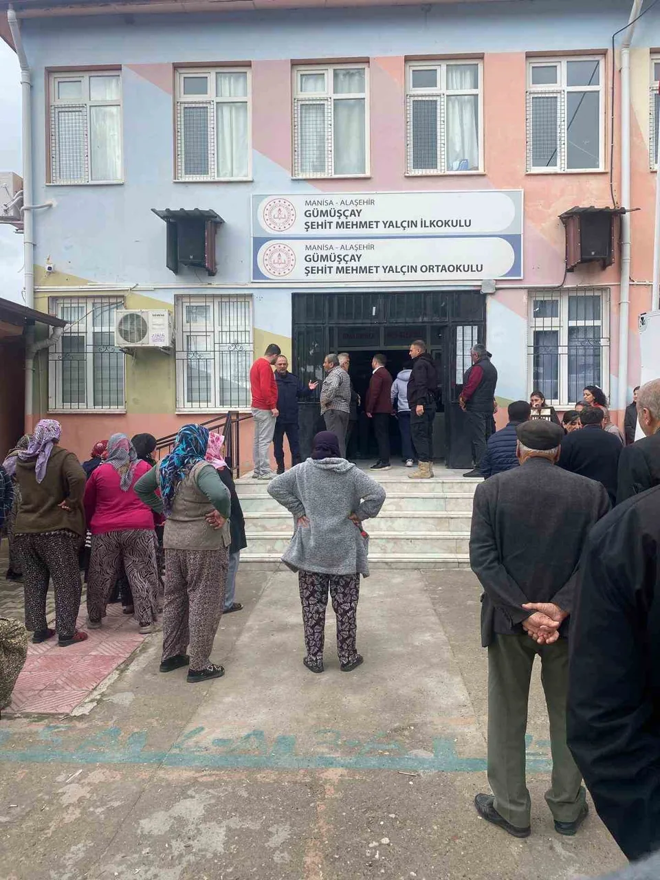 MANİSA’NIN ALAŞEHİR İLÇESİNDE YAKLAŞIK 20 YILDIR GÖREV YAPTIĞI İLKOKULDA ÖĞRETMENLER ODASINDA BAYGIN HALDE BULUNAN 57 YAŞINDAKİ GEÇİCİ İŞÇİ MİTHAT DİNÇ, HAYATINI KAYBETTİ. KALP KRİZİ GEÇİRDİĞİ ÖĞRENİLEN DİNÇ’İN VÜCUDUNDA HERHANGİ BİR DARP İZİNE RASTLANMADI. OLAYIN ARDINDAN OKULDA EĞİTİME BİR GÜN ARA VERİLDİ.