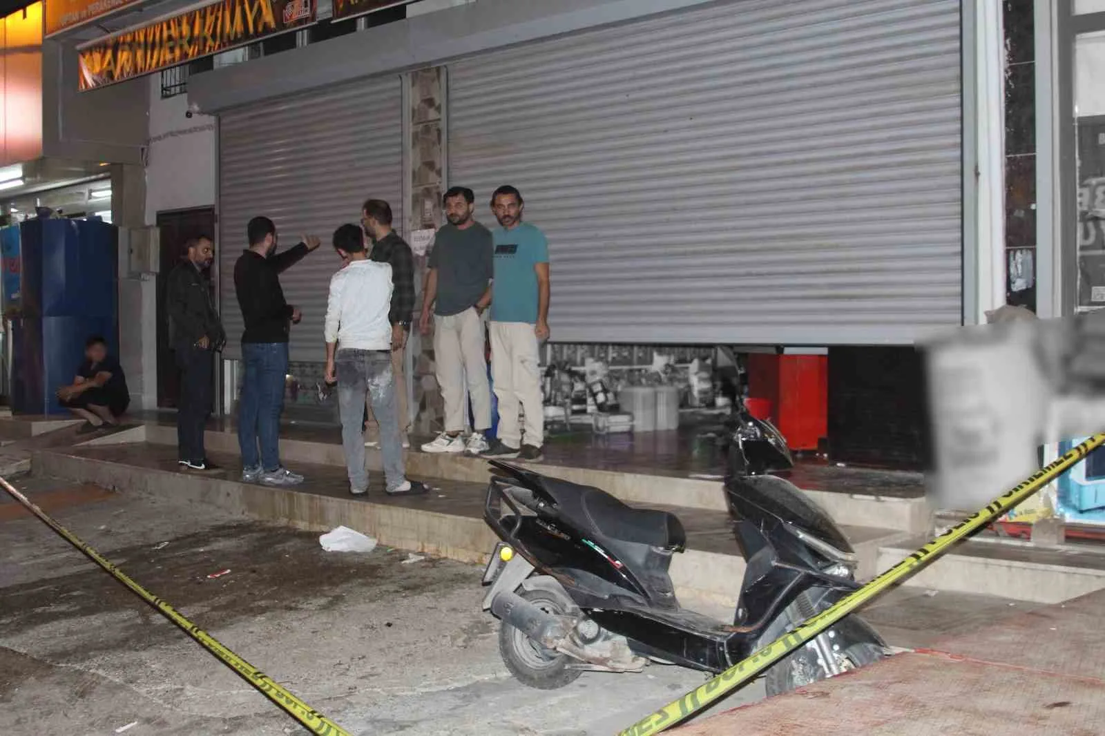 ADANA’DA KİMYA ÜRÜNLERİ SATAN BİR İŞ YERİNE DÜZENLENEN SİLAHLI SALDIRIDA, KASADA OTURAN 16 YAŞINDAKİ ÇOCUK BAŞINDAN VURULARAK AĞIR YARALANDI. SALDIRGAN, OLAYIN ARDINDAN KAÇTI.