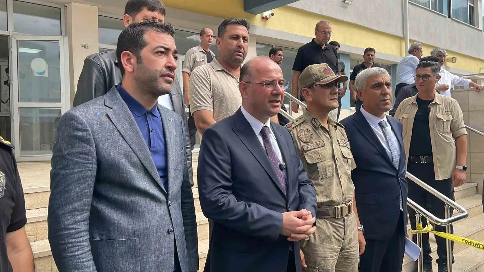 OSMANİYE VALİSİ MEHMET FATİH SERDENGEÇTİ, YEĞENİ TARAFINDAN SİLAHLI SALDIRIYA UĞRAYAN ÖĞRETMENİN HAYATINI KAYBETTİĞİNİ BELİRTEREK, "BU MENFUR SALDIRININ EĞİTİM-ÖĞRETİMLE VE OKULUMUZLA HERHANGİ BİR İLGİSİNİN OLMADIĞINI ÖZELLİKLE İFADE ETMEK İSTİYORUM" DEDİ.