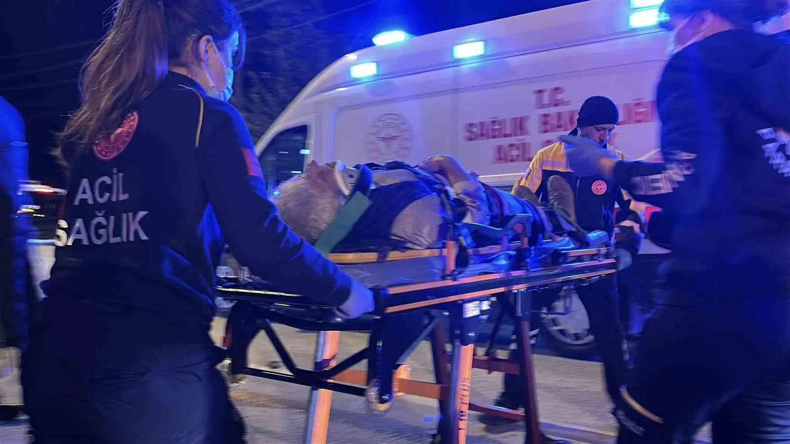 BURDUR'DA KIRMIZI IŞIK İHLALİ YAPTIĞI ÖNE SÜRÜLEN VE YAPILAN KONTROLDE 2.22 PROMİL ALKOLLÜ OLDUĞU BELİRLENEN SÜRÜCÜNÜN KULLANDIĞI OTOMOBİL, KAVŞAKTA BAŞKA BİR OTOMOBİLE ÇARPTI. ORTALIĞIN SAVAŞ ALANINA DÖNDÜĞÜ KAZADA 3 KİŞİ YARALANDI.