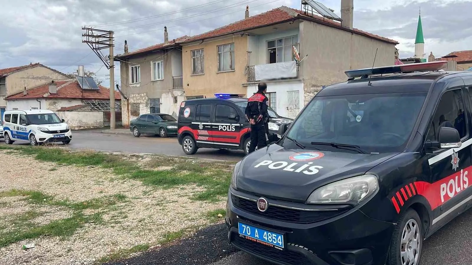 KARAMAN'DA EVİNİN BALKONUNDA OĞLU TARAFINDAN HAREKETSİZ HALDE BULUNAN 65 YAŞINDAKİ MEHMET KAHCECİ'NİN HAYATINI KAYBETTİĞİ BELİRLENDİ.