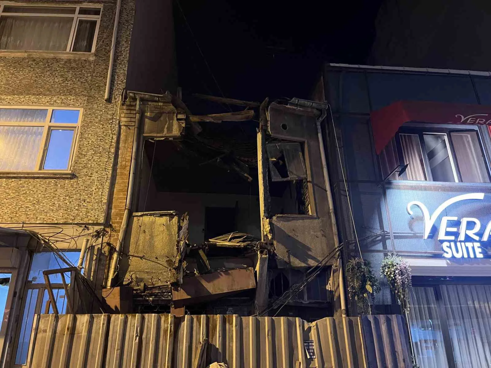 BAKIRKÖY’DE METRUK BİNANIN ÜST KATI SOKAĞA DOĞRU YIKILDI. BİNADAKİ KISMİ ÇÖKME ANI CEP TELEFONU KAMERASINA YANSIDI.