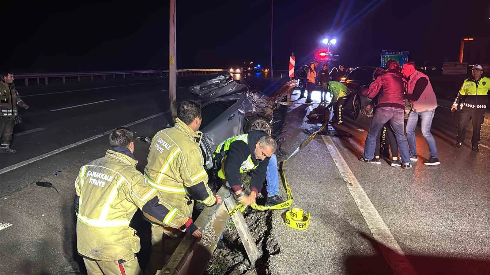 ÇANAKKALE’DE MEYDANA GELEN TRAFİK KAZASINDA OTOMOBİL PARAMPARÇA OLURKEN, İKİ GENÇ İSE HAYATINI KAYBETTİ.