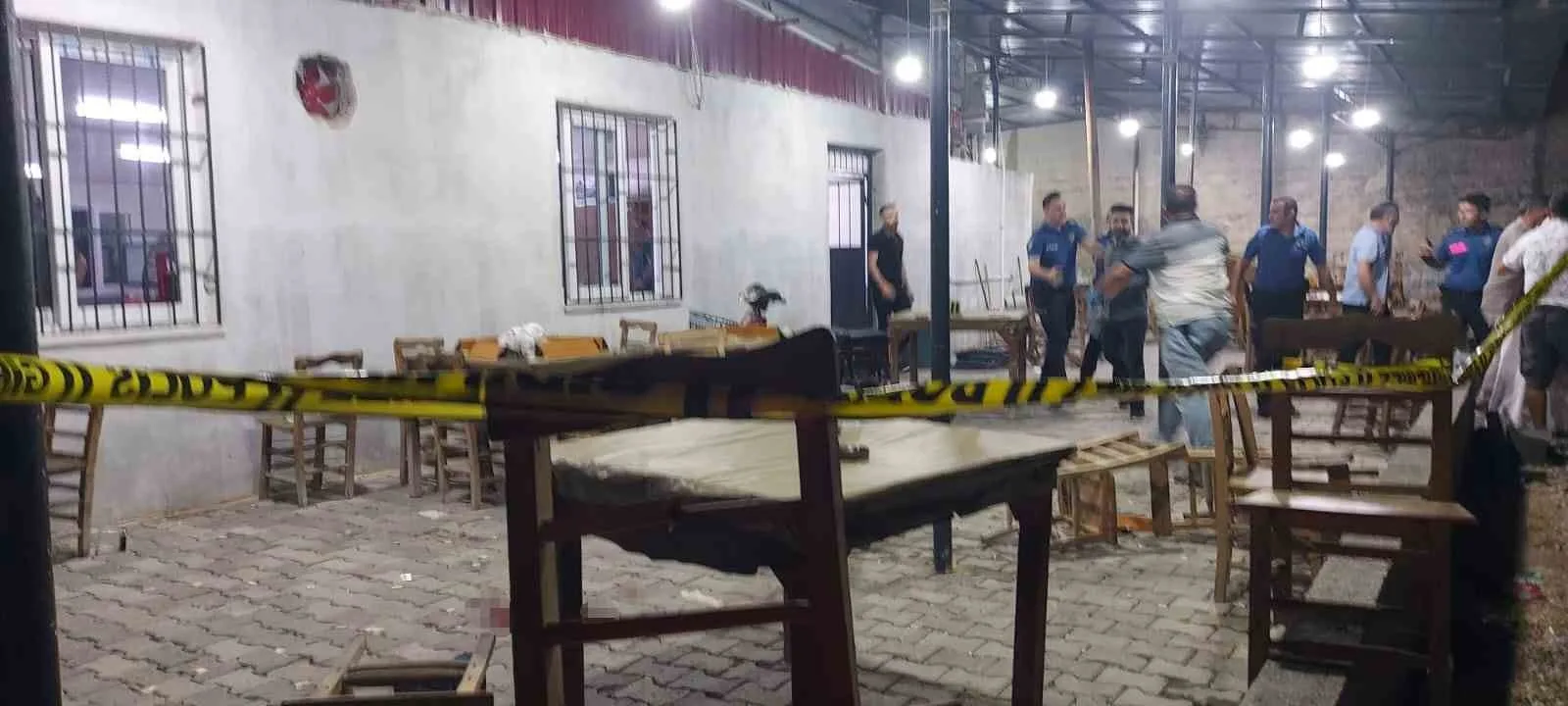 MERSİN'İN TARSUS İLÇESİNDE BİR KAHVEHANEYE DÜZENLENEN SİLAHLI SALDIRIDA 1 KİŞİ HAYATINI KAYBETTİ, 4 KİŞİ YARALANDI.