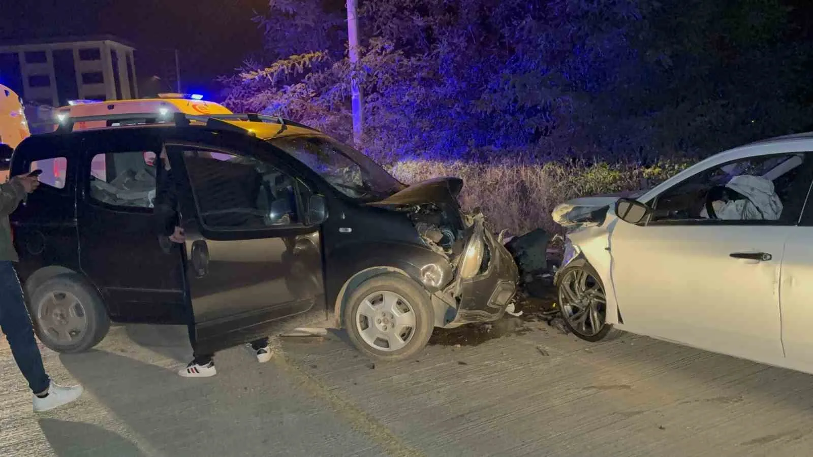 SAMSUN’UN İLKADIM İLÇESİNDE OTOMOBİL İLE HAFİF TİCARİ ARACIN ÇARPIŞTIĞI KAZADA 5 KİŞİ YARALANDI.