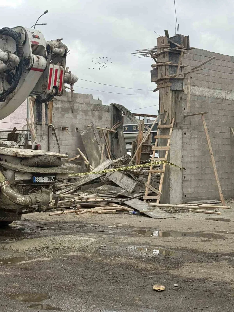 GAZİANTEP'İN NİZİP İLÇESİNDE BİR İNŞAATTA BETON DÖKÜMÜ SIRASINDA AHŞAP KALIP ÇÖKTÜ, 3 İŞÇİ YARALANDI.